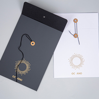 Amplop Kertas Logo Hot Stamping Kustom dengan Kancing Tali, Amplop Kertas Kemasan Hadiah untuk Kartu Perhiasan