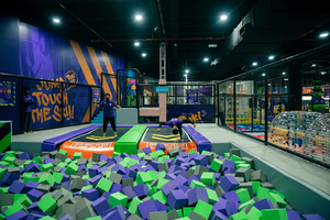 Aire de jeux intérieure sur mesure Pokiddo, grand bassin à balles en mousse à mémoire de forme pour parc de trampolines - Product Image 3