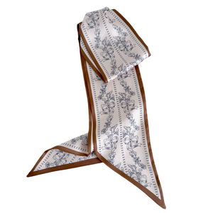 <span class=keywords><strong>Elegante</strong></span> <span class=keywords><strong>Sciarpa</strong></span> in Poliestere con Stampa Floreale e Frange - Bordi Beige Chiaro, <span class=keywords><strong>Blu</strong></span> Navy e Marrone per Donna - Product Image 2
