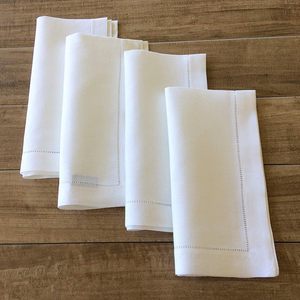 Serviettes en tissu blanc 100% coton à ourlet festonné, lavables, vente en gros pour hôtels, restaurants et banquets - Product Image 1