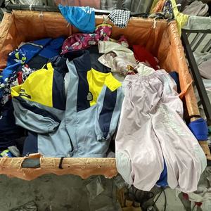Giacche e Pantaloni Sportivi Premium per Bambini, Abbigliamento Usato di Alta Qualità per Bambini, Lotto Misto all'Ingrosso da 45kg - Product Image 1