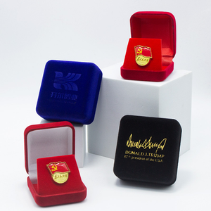 Boîte en plastique velours personnalisée pour épingles de revers en émail souple, boîte à <span class=keywords><strong>bijoux</strong></span> pour bague de fiançailles romantique et élégante, emballage pour badges de revers - Product Image 1