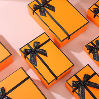 Boîte cadeau carrée en carton magnétique orange avec logo personnalisé, doublure en éponge, ruban, fleurs, bouquets, bougie aseptique