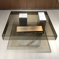Table basse moderne en verre avec plateau carré de 100 cm, pieds en métal et pierre, pour salon