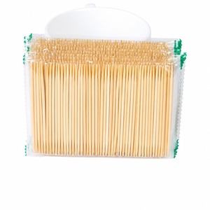 Cure-dents en bois dans une tasse en céramique blanche, articles ménagers écologiques - Product Image 3