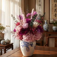 Natürliches Lila Blumenarrangement Blau-Weiße Porzellanvase Ewige Echte Pflanzen Bouquet Konservierte Rosen Hortensien
