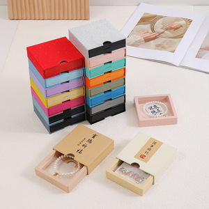 Caja de almacenamiento de joyas y accesorios de moda, estilo nacional, con cajón, de cartón gris, tipo caja colgante, para collares, anillos y pulseras, con diseño de armadura. - Product Image 1