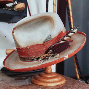 <span class=keywords><strong>Sombrero</strong></span> Fedora <span class=keywords><strong>de</strong></span> <span class=keywords><strong>Lana</strong></span> <span class=keywords><strong>de</strong></span> Alta Calidad con Ala Plana y Pluma, Sombreros <span class=keywords><strong>de</strong></span> <span class=keywords><strong>Lana</strong></span> Desgastados para <span class=keywords><strong>Hombre</strong></span> y Mujer, <span class=keywords><strong>Sombrero</strong></span> <span class=keywords><strong>Vaquero</strong></span> <span class=keywords><strong>de</strong></span> Lujo Personalizado - Product Image 2