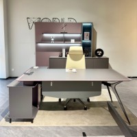 Ensemble de bureau de direction moderne et luxueux avec armoire murale LED, pieds sculpturaux inclinés et chaise pour suite de bureau complète de PDG