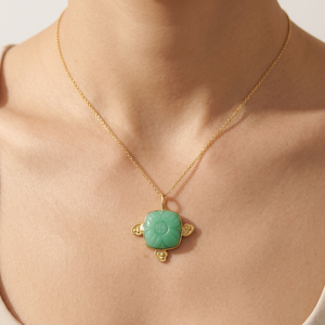 Collier personnalisé en chrysoprase avec pendentif coussin sculpté floral, en laiton plaqué or 18 carats, monture en métal de designer sertie clos - Product Image 1