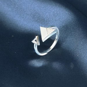 Anillo de Circonita con Incrustaciones de Hielo y Abertura Triangular Popular, Estilo Simple y Moderno, Accesorios de Anillo Geométrico al por Mayor - Product Image 1