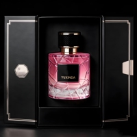 En stock, flacon de parfum de luxe 100 ml, flacon de parfum exclusif personnalisé, étiquette en métal noir, flacon de parfum avec vaporisateur à pression