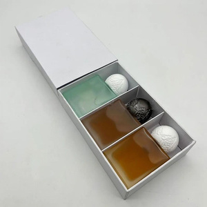 Coffret cadeau de parfum de luxe en vaporisateur avec des savons verts, bruns et noirs dans une boîte élégante pour offrir en cadeau, parfum boisé masculin - Product Image 3