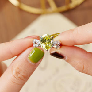 Anello da Donna Q967 a Forma di Cuore con Zirconia Cubica Creata in Laboratorio e Pietra a Goccia, Montatura a Griffe, Anelli di Fidanzamento alla Moda - Product Image 6