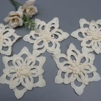 Applique en dentelle florale 3D en polyester avec pétales superposés, luxueuse et personnalisable pour robes de soirée et sacs à main tendance