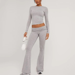 Set da 2 Pezzi Casual con Top a Maniche Lunghe e Collo Tondo in Grigio, T-Shirt Crop Top e Pantaloni Sportivi, Comodo Completo Loungewear da Donna con Logo Personalizzato - Product Image 1