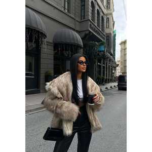 Manteaux en fausse fourrure beige pour femmes avec col en forme de mouchoir - Product Image 3