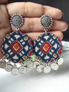 Pendientes de tela redondos modernos hechos a mano peso ligero con colgantes de monedas listos para enviar estilo étnico Jhumkas - Product Image 4