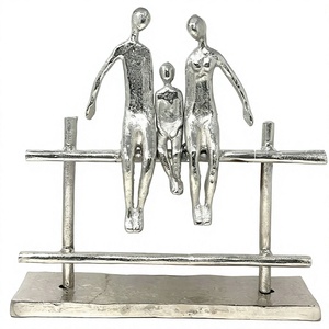 Escultura Familiar Abstracta de Metal Plateado, Estatua de 3 Personas en una Cerca, Figura Moderna de Padres e Hijos, Objeto Artístico, Decoración para Sala de Estar - Product Image 1