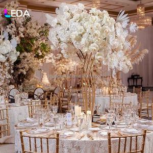 Centro de Mesa LEDA de Alta Calidad con Base y Florero de Metal Dorado para Bodas y Fiestas - Product Image 1