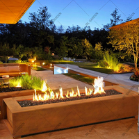 Table de foyer autoportante moderne en acier Corten et verre, au gaz naturel, taille personnalisable pour la cuisson et le chauffage extérieur de grande envergure