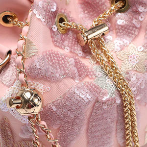 Nouveau sac seau d'été rétro tendance pour femme, fabrication robuste, maille PVC, fleurs brodées, paillettes, bandoulière chaîne - Product Image 5