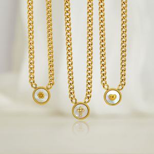 Collier personnalisé avec logo, en acier inoxydable plaqué or 18 carats, résistant à l'eau et inaltérable, avec pendentifs coquillage, cœur et croix, pour femme - Product Image 1