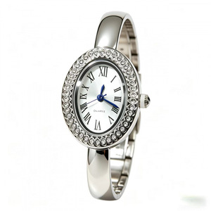 Montre-bracelet de luxe rétro sertie de diamants, de petite taille, au design minimaliste et épuré, avec un mouvement à quartz, offrant un style unique et exclusif. - Product Image 4