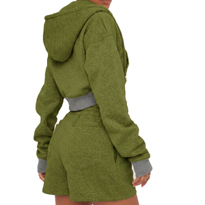 Ensemble de survêtement décontracté deux pièces en molleton tricoté gris pour femme, avec sweat à capuche à manches longues et short, couleur unie, avec poches - Product Image 6