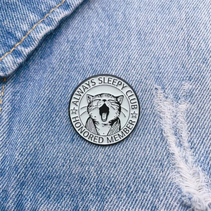 Spilla Personalizzata del Gatto Eccentrico e Pigro, Sempre in Sonno. Il distintivo da onorario del club è un distintivo divertente ed emotivo in bianco e nero. - Product Image 2