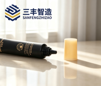 Tubo exprimible de PE negro mate con tapa de rosca plana en oro claro mate para crema facial de lujo de ginseng rojo y perla negra