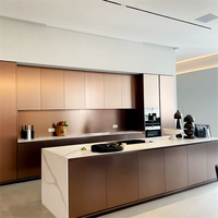 Meubles de cuisine modernes personnalisés et îlot avec portes vitrées, conception modulaire pour salle à manger et cave à vin, robinet inclus