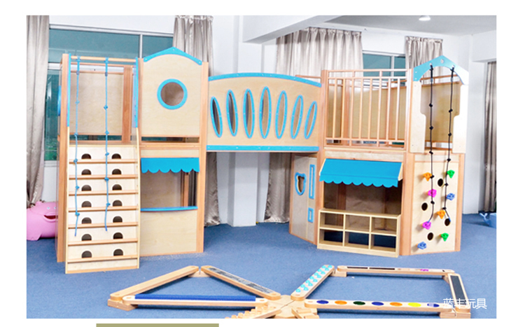 Grand loft pour enfants avec matériel d'escalade