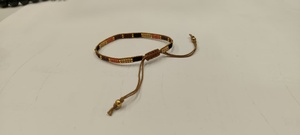 Bracelet artisanal Sstringz en perles Miyuki Delica dorées, brunes et pêche, réglable, minimaliste et géométrique. - Product Image 3