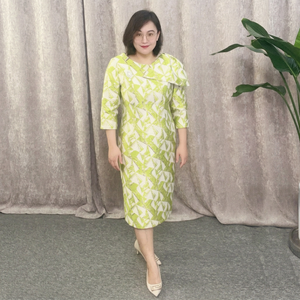 Robe d'été élégante grande taille au design tendance 2025, longueur genou, pour occasions spéciales, idéale pour la mère de la mariée - Product Image 1
