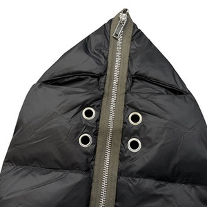 Veste matelassée légère et ample noire à capuche entièrement zippée personnalisée pour hommes – Vente en gros - Product Image 4