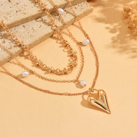 Collier à pampilles en perles d'imitation multicouches avec chaîne dorée au design minimaliste, pendentif cœur populaire, ensemble de bijoux en alliage pour femme
