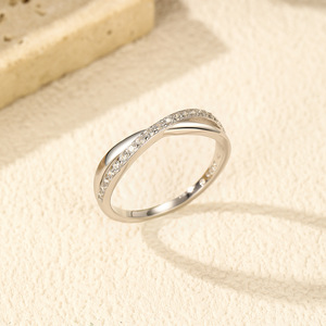 แหวนเงินแท้ 925 แบบ Eternity Band ประดับเพชรทรงกลมเจียระไนแบบ Brilliant Cut ด้วยเทคนิค Pave Setting ดีไซน์คลาสสิก เหมาะสำหรับทั้งชายและหญิง ใช้เป็นแหวนแต่งงาน - Product Image 6