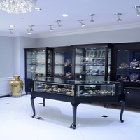 Vitrine de présentation de bijoux vintage en métal noir rustique sur pied avec éclairage LED, design personnalisable, durable et facile à nettoyer