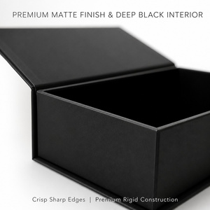 Scatola Regalo Rigida Minimalista Nera Opaca Stile Libro con Coperchio a Ribalta, Superficie Minimalista, Interno Nero Profondo, Logo Personalizzato, Varie Dimensioni, Vendita all'Ingrosso - Product Image 3