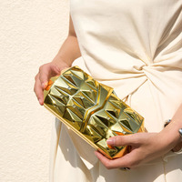 Geometrische Metall-Gold 3D-Pyramiden-Clutch mit Nieten, Diamantgitter-Textur, Box-Tasche für Hochzeit, Cocktail, Bankett, Party