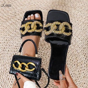 Sandali piatti da donna <span class=keywords><strong>con</strong></span> fibbia grande e catena, in PU <span class=keywords><strong>con</strong></span> motivo a pietra, comodi, per l'estate 2026, scarpe da spiaggia <span class=keywords><strong>con</strong></span> set borsa coordinata - Product Image 2
