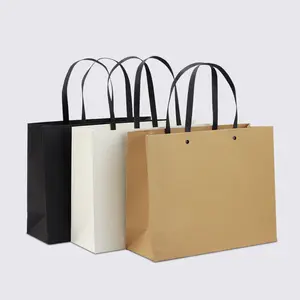 Fournisseur de sacs en papier célèbres sacs en papier à provisions en aluminium noir blanc pour l'emballage de cosmétiques de vêtements de cadeau d'artisanat