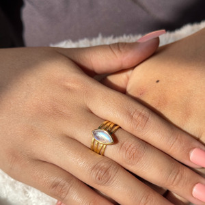 Anillo de Piedra Lunar Arcoíris Natural con Baño de Oro para Mujer, Joyería Boho Minimalista con Gema, Regalo de Compromiso, March Moku - Product Image 5