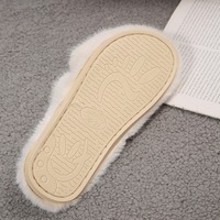 Chaussons d'intérieur plats à bout ouvert en fausse fourrure avec pompons pour femme – Collection Automne 2026