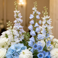 Rangkaian Bunga Sutra Mewah Warna Biru Debu Putih dengan Alas Emas, Hiasan Meja Floral untuk Dekorasi Pernikahan