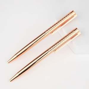 Stylo bille élégant en métal plaqué noir, fin et raffiné, idéal comme cadeau d'affaires, personnalisable avec logo et couleur, parfait pour les événements promotionnels. - Product Image 6