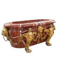 Baignoire autoportante ovale en marbre rouge avec veines blanches, pieds sculptés en forme de sirène et tête de lion dorée, luxe pour hôtel