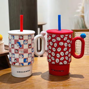 Taza de cerámica Doraemon de gran capacidad con tapa y asa, pintada a mano con colores bajo el esmalte, perfecta para regalo de pareja. - Product Image 4