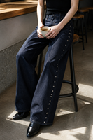 Jean large pour femme en indigo foncé avec rivets argentés à double rangée